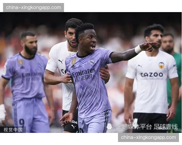 威尼修斯进球后指向耳后，回应种族歧视争议