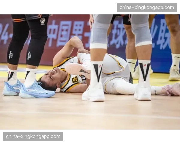 特写：赵继伟倒地拼抢，造成对手违体犯规