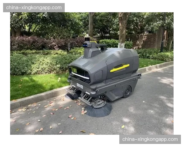 特写:比赛结束后,球场清洁机器人编队入场工作的“科技与汗水”场景 特写:比赛结束后,球场清洁机器人编队入场工作的“科技与汗水”场景