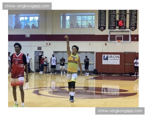 特写：在训练营中，一位十三年老将正在指导今年的榜眼秀适应职业节奏